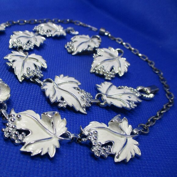 3 Piece Set SARAH COVENTRY Whispering Leaf Necklace 1967 White Enamel Grape Leaf - Picture 11 of 15